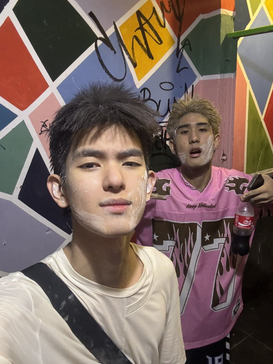 fairryfairrr's tweet photo. ไม่น่าเกิดมาหล่อเลยเราสอง https://t.co/LdkIES8vHj