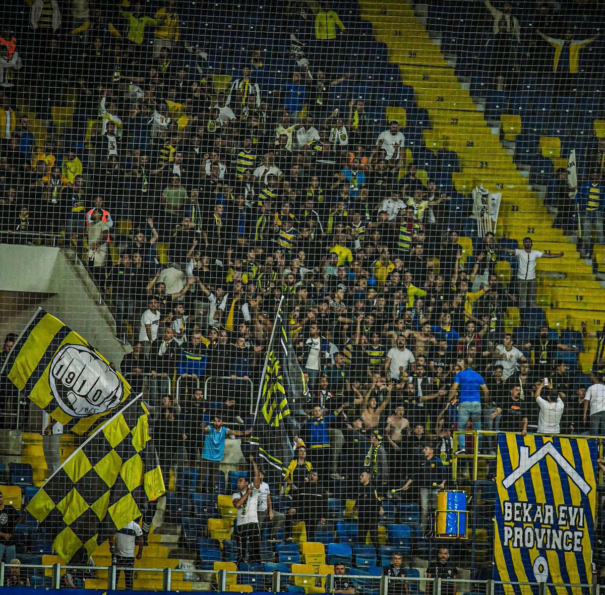 Sesimizi kısmak, isyanımızı duymamak için tribünümüzün tüm bloklarına ceza verilse de, yarın oynanılacak kritik Boluspor maçında Kuzey Kale Arkası'nda buluşuyoruz.

Bize senin yokluğundan daha büyük bir ceza olamaz!

Parçala şu nankör suskunluğunu, başkaldır artık...

Yarın 19.00