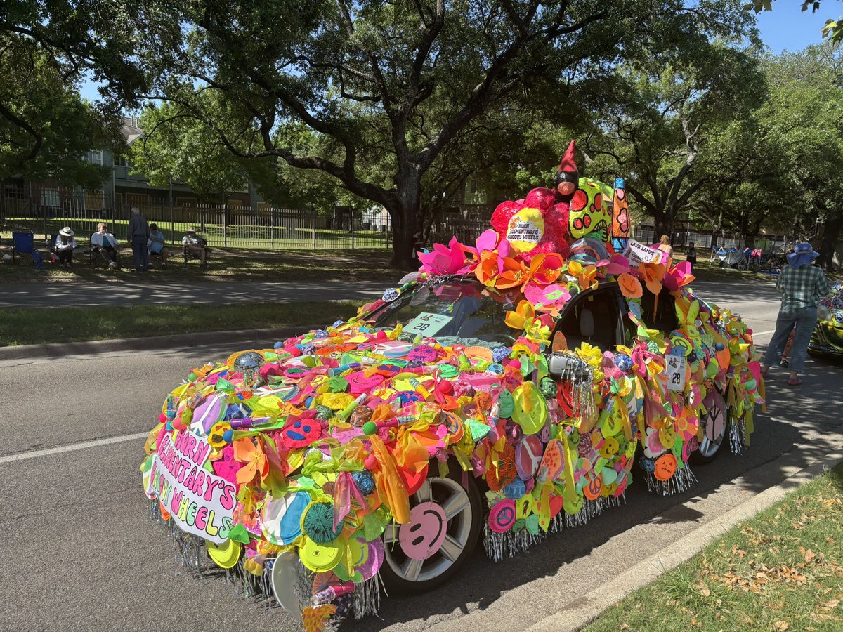 DebbieDoesArt's tweet photo. It’s a perfect art car parade day!!!!! @hornelem @HoustonTX @OrangeShow #houstonartcarparade https://t.co/WulTMIdShV