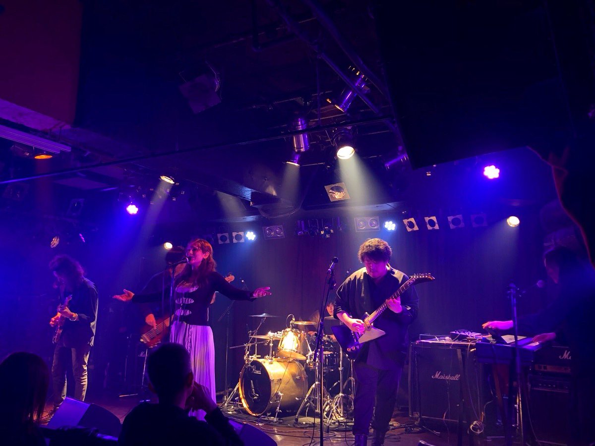 solarglider's tweet photo. 今日は渋谷Star Loungeでの「PROGMATIK vol.5」へ。諸事情により観たのは目的のEARLY CROSSのみ。しばらくライヴ活動はお休みで新譜制作にシフトするとのことだが、1曲目に披露された新曲を聴く限り期待大。もちろんライヴもKristenさんの猫話なども含めて素晴らしかった&楽しかった!#EarlyCrossBand https://t.co/0pqRRqwtnS