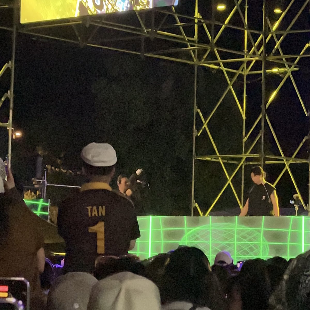 คุณพ่อยืนดูลูกชายแสดงงาน รร #2025WILDWOODSPARTY