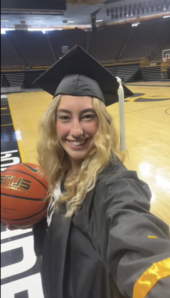 FeverBandwagon's tweet photo. “Uniform on one last time” 🥹🥹 https://t.co/uTkjyUVVzD
