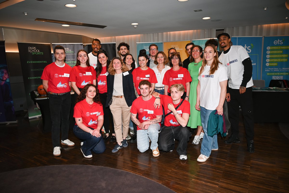 En parallèle de la Cantine Solidaire, <a href="/PSG_Communities/">PSG For Communities</a> a également organisé son 2e Forum de l’aide étudiante au Parc des Princes. ❤️💙