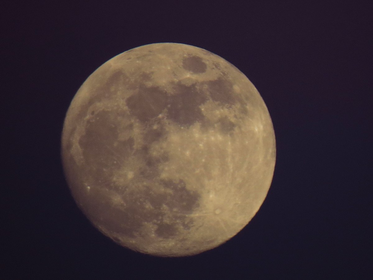 angegarrod's tweet photo. @MoonHourSocial @kamin_amy @astronomy_dan @CathAdams1973 @chickebabe3 @DavidBflower @DaydreamAstro @hyman_roger @Joeynoble @Josep_Trigo For the first time in a couple of weeks, it's cloudy!
Got this yesterday though 98.7% Waxing Gibbous moon sunset and beyond. https://t.co/2tb7yJqpQU