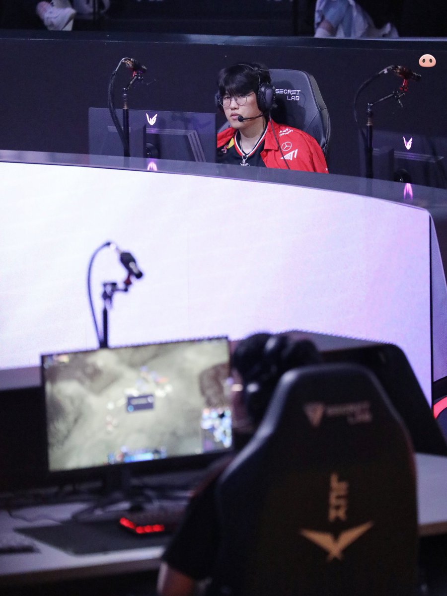 kissung10's tweet photo. 250409 HLE vs T1

오랜만이에요 
우트오트

#제우스 #ZEUS #HLEWIN https://t.co/tFG6eQLbQN