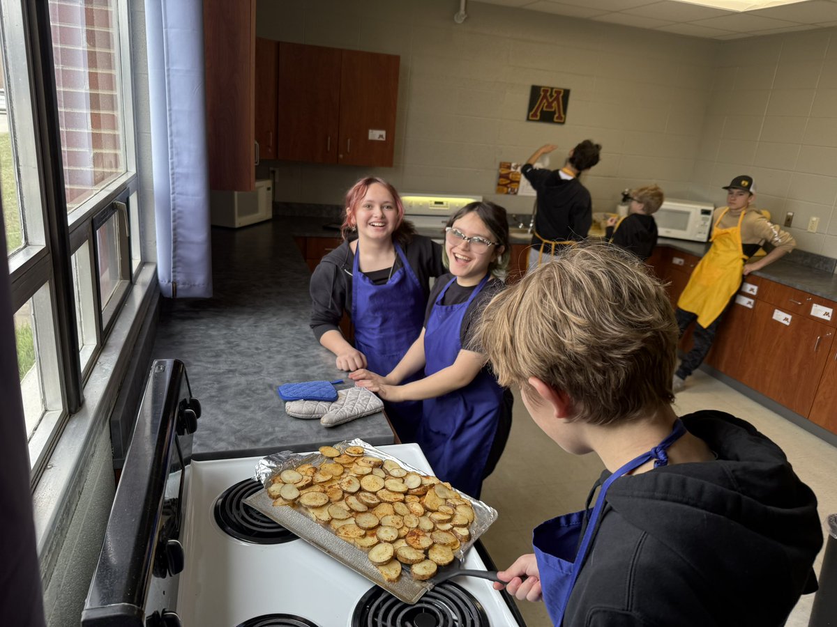 BizMathGuy's tweet image. Business Math 7 - Cost Analysis - being a good consumer &amp;amp; mixing practical knife handling with slicing Jo-Jo potatoes — definitely a hands-on (and mouth-watering) lesson.
Who knew math could be so delicious?
@ByronMSBears @ByronBears #BizMathGuy