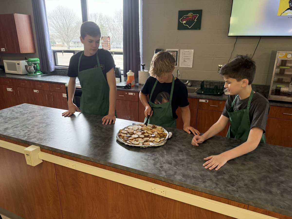 BizMathGuy's tweet image. Business Math 7 - Cost Analysis - being a good consumer &amp;amp; mixing practical knife handling with slicing Jo-Jo potatoes — definitely a hands-on (and mouth-watering) lesson.
Who knew math could be so delicious?
@ByronMSBears @ByronBears #BizMathGuy