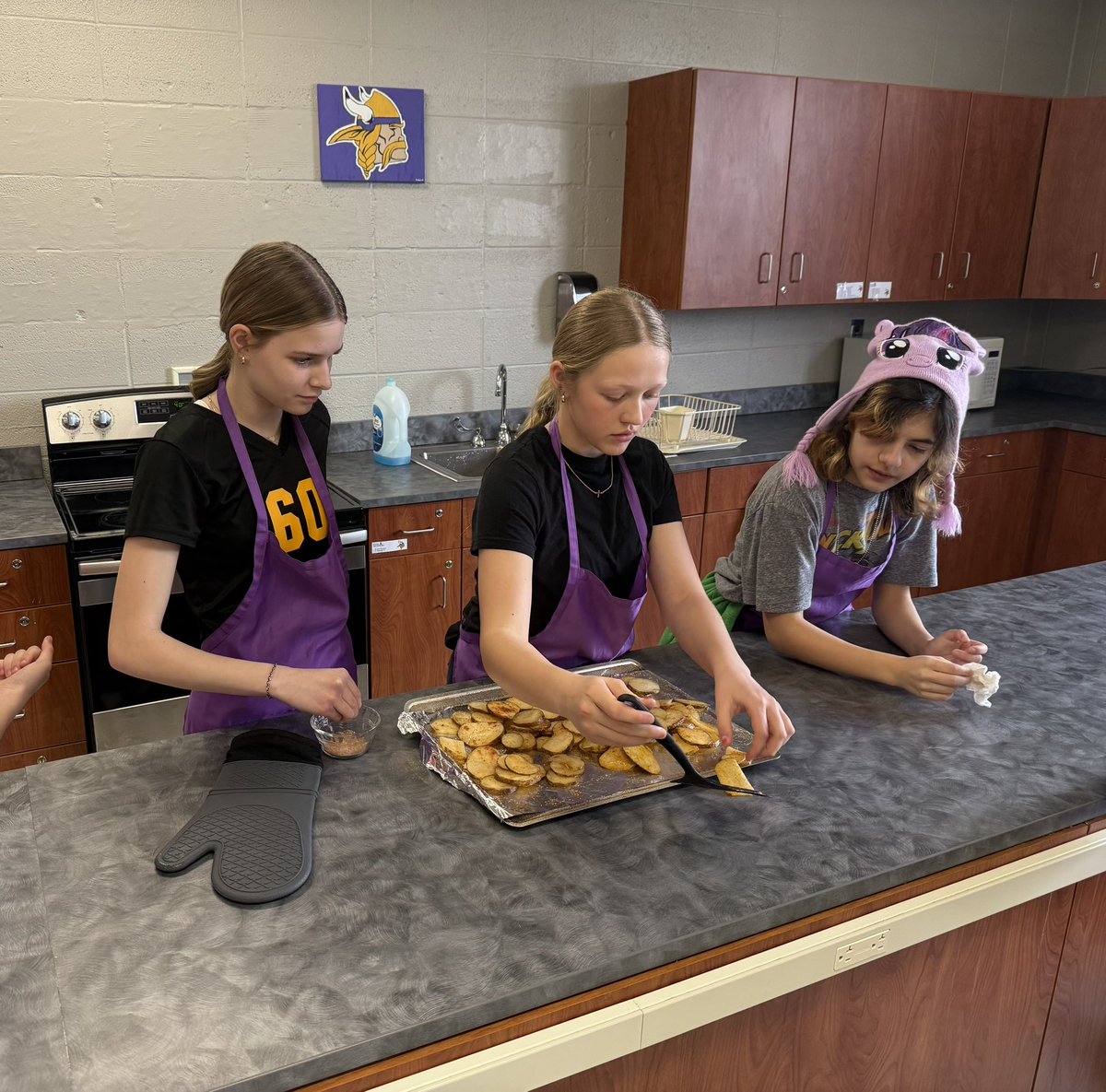 BizMathGuy's tweet image. Business Math 7 - Cost Analysis - being a good consumer &amp;amp; mixing practical knife handling with slicing Jo-Jo potatoes — definitely a hands-on (and mouth-watering) lesson.
Who knew math could be so delicious?
@ByronMSBears @ByronBears #BizMathGuy