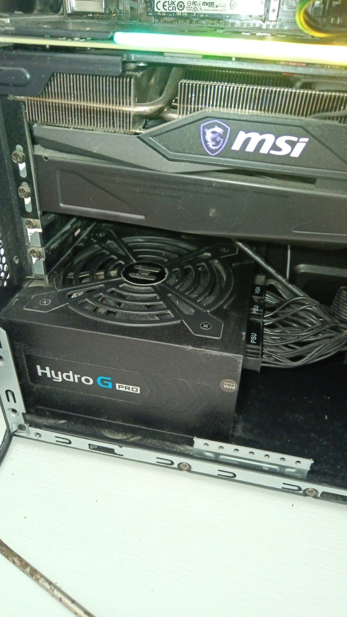 ShadowTheCyber's tweet photo. Welp, direi che per un po' non potrò usare il computer, considerando che la ventola dell'alimentatore ha deciso di non funzionare più... Yay... Quindi, niente live per un po' https://t.co/QHeNV7GdC9