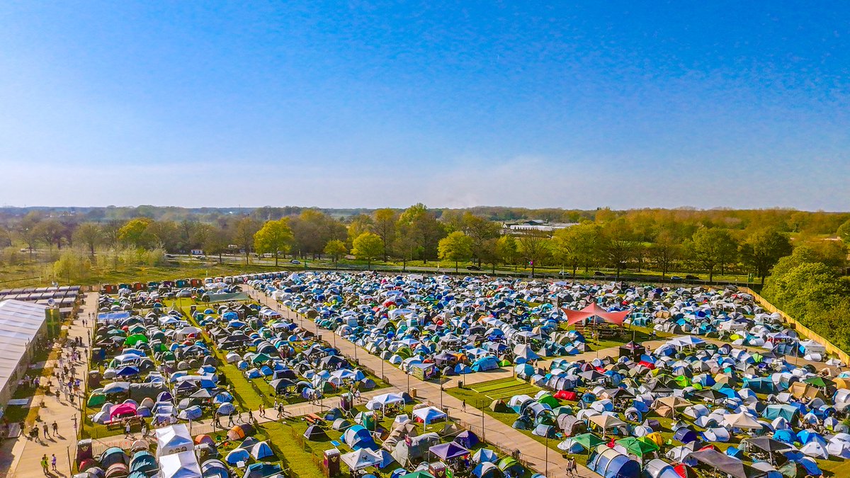 Rookwolken van bosbrand Drunen zichtbaar vanuit festival Haaren