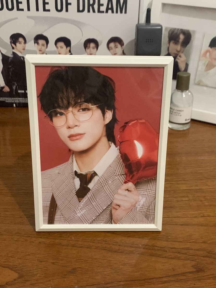 jnsnrdt's tweet photo. kupikir udah lewat masa ku suka sama kertas ganteng..

tp ternyata kok masih happy pas ngeliat postcard Jeno hasil sharing di GO yg setelah sekian lama baru sampe di aku 😍😍😍 

kasep pisan adekku ini 🫶🏻🫶🏻🫶🏻 https://t.co/MSrQdi0yBf