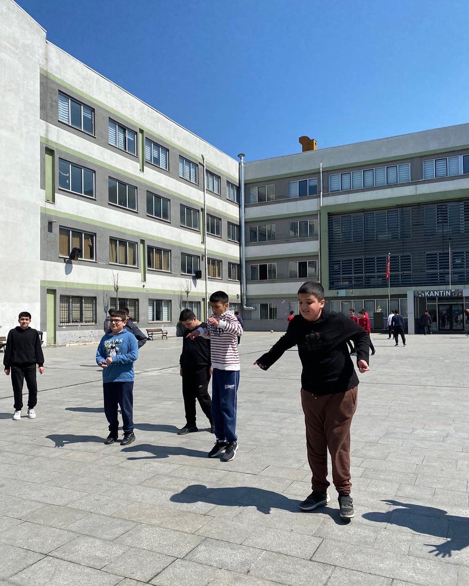 📌Biz Birbirimizi Tamamlıyoruz projesi kapsamında özel gereksinimli öğrencilerimizin akranları ile kaynaşması, gerekli bilgi ve farkındalığın oluşması için Beden Eğitimi dersimizde jimnastik hareket uygulamaları gerçekleştirdik.💐<a href="/EsenlerIlceMEM/">Esenler İlçe Millî Eğitim Müdürlüğü</a>