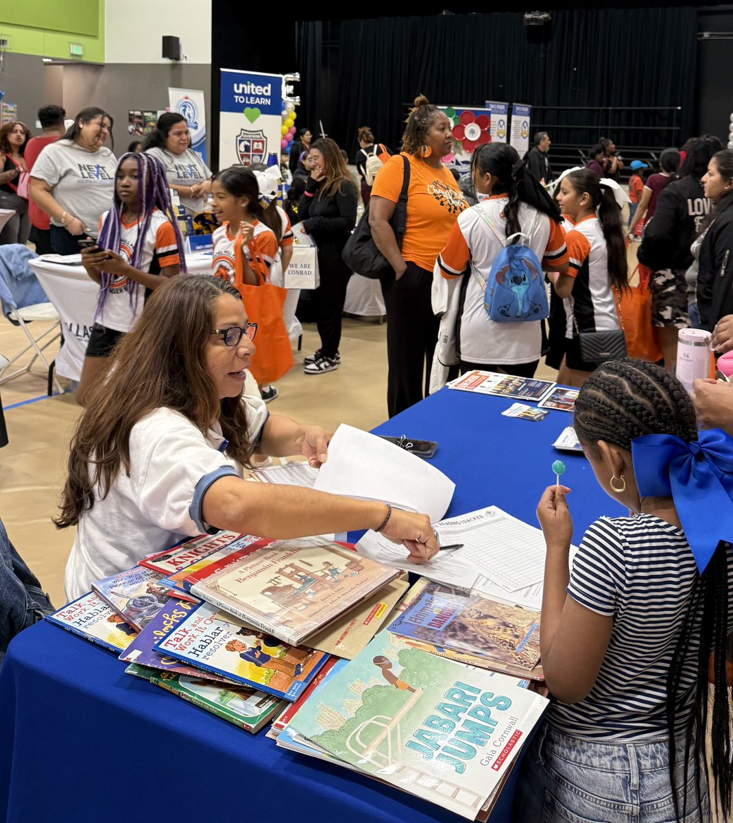 ED_Rivera_DISD's tweet image. Fam Jam fun in the north side at Jill Stone! 9am to 12 pm. Resources, food, fun, and performances with our legacy schools.