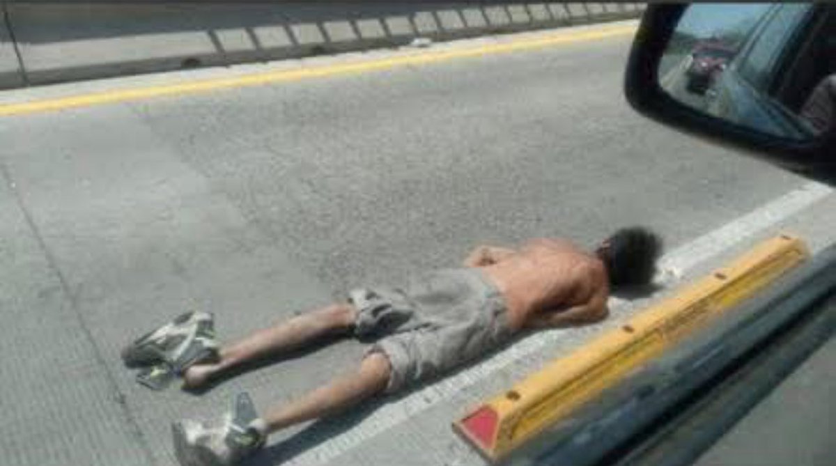 TendenciasMX's tweet photo. 🚨 LOS ULTIMOS MOMENTOS DEL HUESOS🚨
Se ha revelado el video donde se muestra cómo ocurrió el accidente que dejó sin vida al "influencer" conocido como "el huesos".
💀
Tropieza con el carril exclusivo para autobuses mientras una motociclista ilegalmente transitaba por ella.
🤡
#RT #TioTendencias #Viral #ElHuesos #Coachella2025 #Coachella #luisR #earthquake