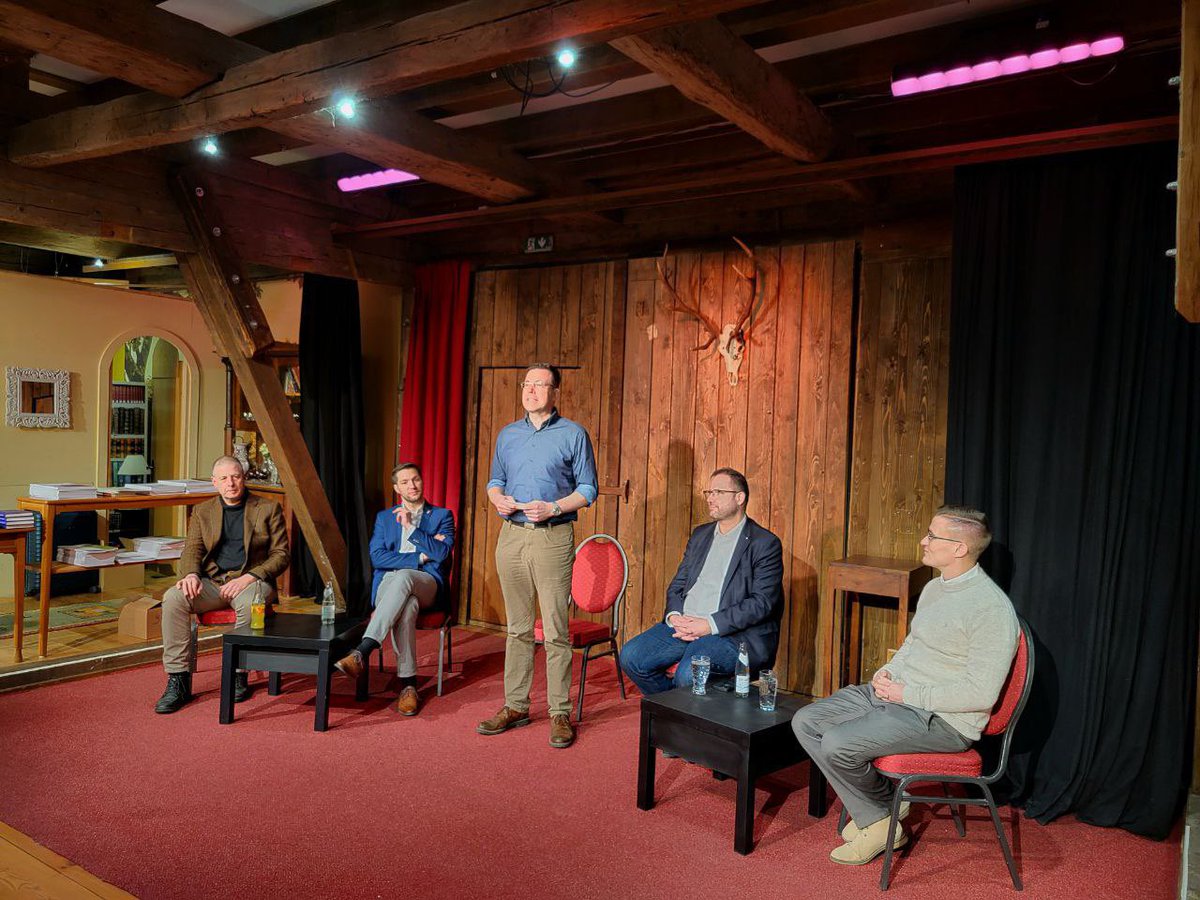 benedikt_kaiser's tweet photo. In gemütlich-uriger Atmosphäre diskutierten @WalchFabian, Kubitschek, Lehnert und ich heute in Kärnten mit dem FPÖ-Generalsekretär @hafi1980 über aktuelle Herausforderungen für Partei &amp; Vorfeld.

Für Deutschland gilt: Vom Kickl-Kurs lernen, heißt nachhaltigen Erfolg erarbeiten. https://t.co/PcmJvsNKbB
