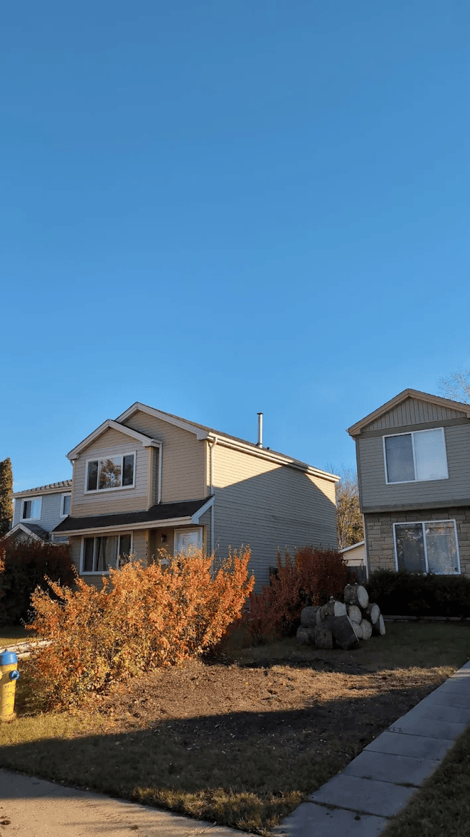 TreeSvcWindsor's tweet image. Just completed this blue spruce removal project! When trees outgrow their urban space, they can become safety hazards for nearby homes.
Before and after shots show our clean work - no property damage, just a safer neighborhood.
Feel free to contact us: treeserviceswindsor.com