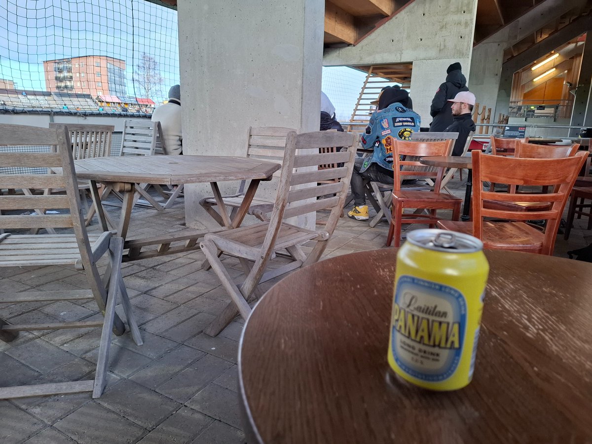 Kauden eka muttei toivottavasti viimeinen. #KuPS #Veikkausliiga #jalkapallo Olosuhteet ovat kuin Burnleyssä eli kylmä ja tuulee. Keskuskentän perinnekatsomo tuskin täyttyy, kun #KalPa pelaa jäähallissa samoja aikoja. Se siitä seurojen yhteistyöstä