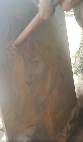 Butterflies7779's tweet photo. Ron Pia just revealed a statue made for Bubbles at the Center For Great Apes in Florida which is where Bubbles now lives. For those who don't know, Bubbles loves to paint so it's a statue of Bubbles painting a picture of #MichaelJackson 🥰 https://t.co/wQf44lxwhZ