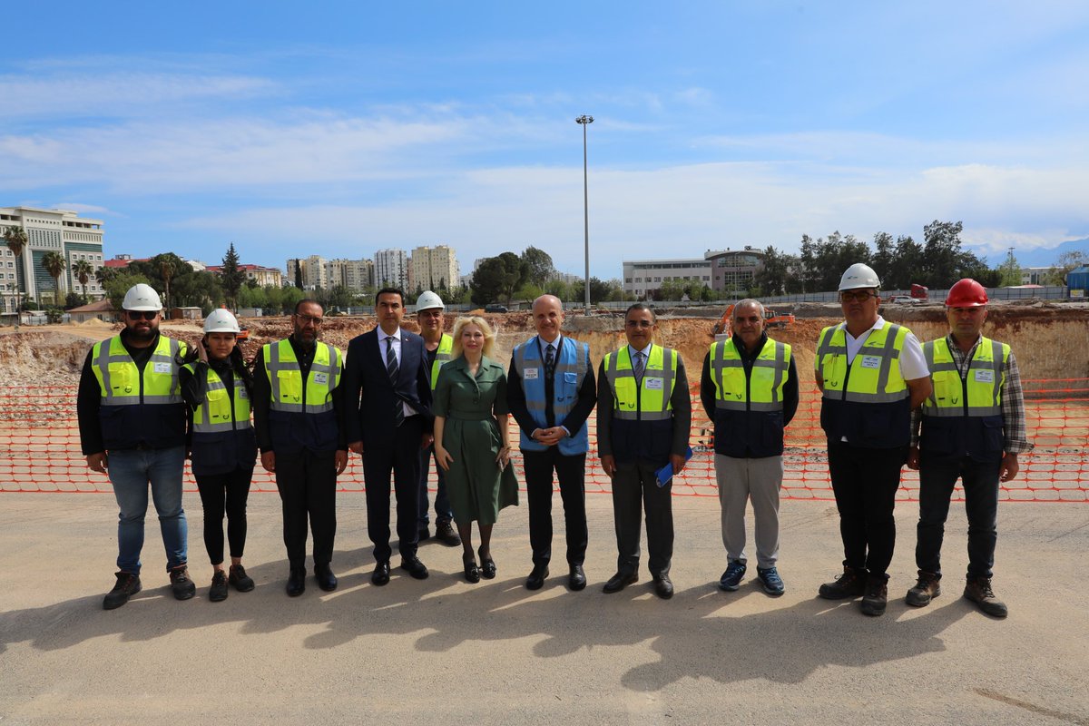 Akdeniz Üniversitesinin yapımı devam eden 800 yataklı yeni hastane binasının inşaatını gezdik. Gelecek yıl tamamlandığında mevcut kapasitesini önemli ölçüde artıracak olan hastanemiz hem ülkemize hem diğer ülkelere daha fazla hizmet verecek. Akdeniz’in incisi olan <a href="/Akdenizun/">Akdeniz Üniversitesi</a>