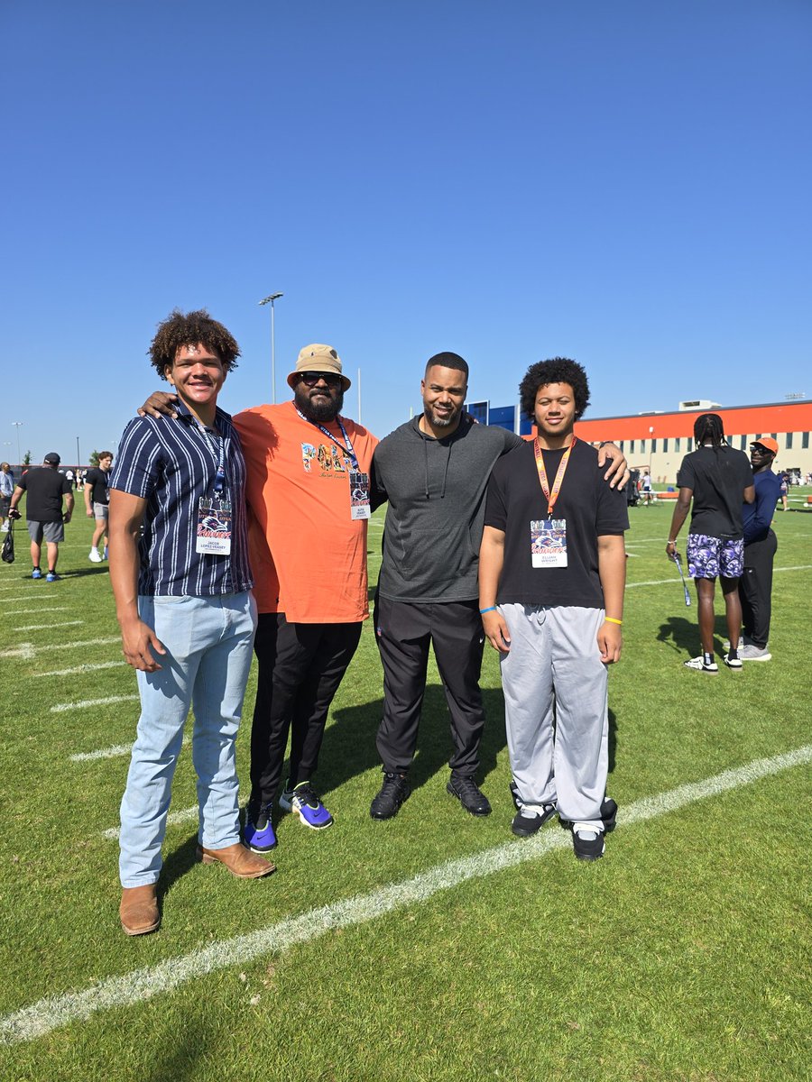 Alfio Veasey (@veasey_alfio) on Twitter photo It was Great seeing my Longhorn Brother and Texans D-Line Coach Rod Wright and his son Elijah at today’s UTSA Football Junior Day.
From the 40 Acres to fatherhood—Longhorn Dads out here making it happen for our sons.
#HookEm #LonghornLegacy #UTSAJuniorDay
<a href="/CoachRodWright/">RODRIQUE WRIGHT</a> It was Great seeing my Longhorn Brother and Texans D-Line Coach Rod Wright and his son Elijah at today’s UTSA Football Junior Day.
From the 40 Acres to fatherhood—Longhorn Dads out here making it happen for our sons.
#HookEm #LonghornLegacy #UTSAJuniorDay
<a href="/CoachRodWright/">RODRIQUE WRIGHT</a>