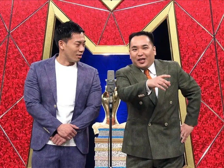 Japanese manzai comedy is a fast-paced, two-person act featuring clever wordplay and slapstick humor. Originating in the Kansai region, it remains a popular form of entertainment, evolving to include modern references. #Manzai #JapaneseComedy