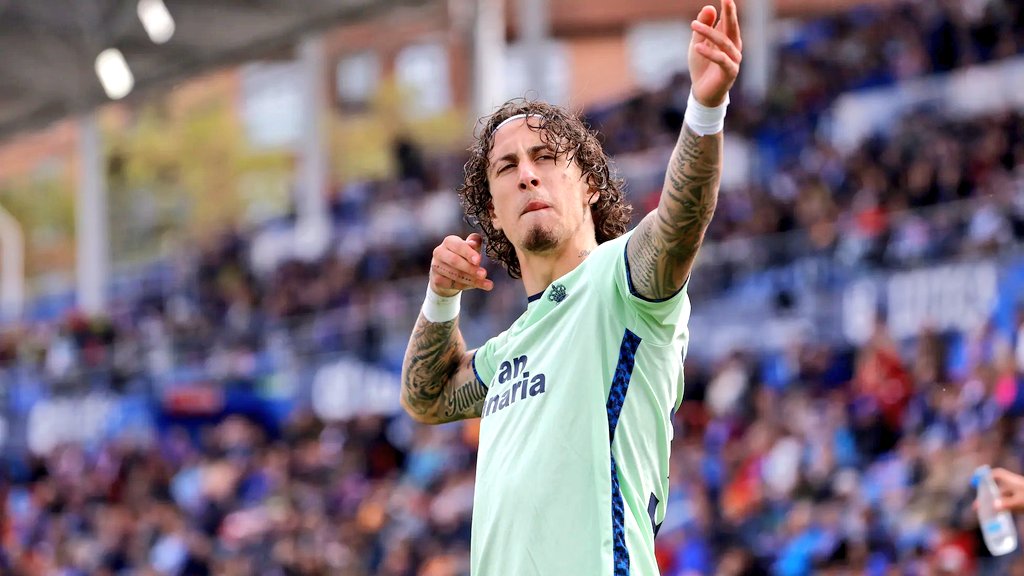 AmaroJonay's tweet photo. Fabio Silva revive una vez más a la UD Las Palmas. No sé sabe cómo acabará la historia, pero ningún aficionado va a olvidar el compromiso que está teniendo siendo cedido y sabiendo que en verano tendrá mil ofertas. Otro, sudaría de luchar por la salvación.

10⚽ #GetafeLasPalmas https://t.co/BWdpLsuC66