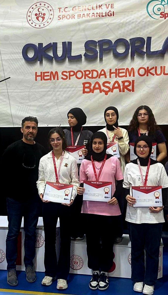 SehitkamilMEM's tweet photo. ♟️ Vehbi Dinçerler Fen Lise’mizden büyük başarı!

 Vehbi Dinçerler Fen Lisesi öğrencilerimiz 7-11 Nisan 2025 tarihlerinde Adana’da düzenlenen Genç Kızlar Satranç Turnuvası’nda
Bölge 3.’sü olarak Türkiye Finalleri’ne katılmaya hak kazanmıştır!

Öğrencilerimizi ve emeği geçen öğretmenlerimizi tebrik ediyor,
Türkiye finallerinde başarılar diliyoruz!