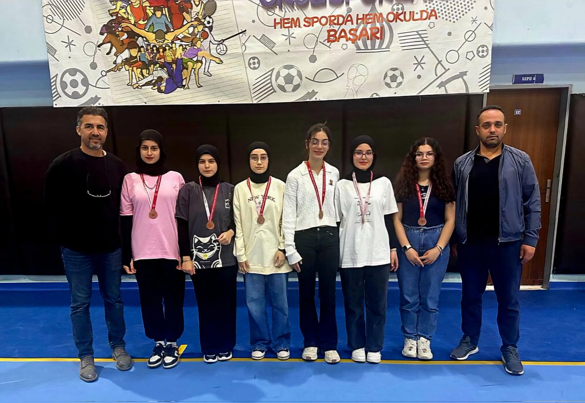 SehitkamilMEM's tweet photo. ♟️ Vehbi Dinçerler Fen Lise’mizden büyük başarı!

 Vehbi Dinçerler Fen Lisesi öğrencilerimiz 7-11 Nisan 2025 tarihlerinde Adana’da düzenlenen Genç Kızlar Satranç Turnuvası’nda
Bölge 3.’sü olarak Türkiye Finalleri’ne katılmaya hak kazanmıştır!

Öğrencilerimizi ve emeği geçen öğretmenlerimizi tebrik ediyor,
Türkiye finallerinde başarılar diliyoruz!