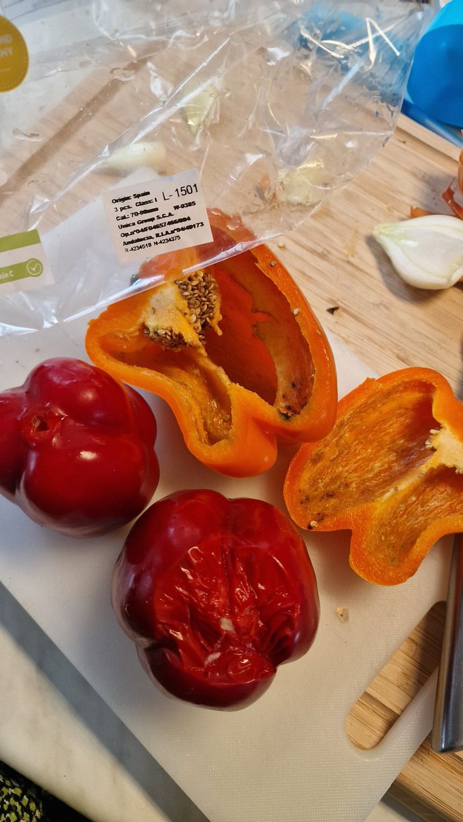 Gma_Pearl_x's tweet photo. Omg look at the state of peppers on bought this morning 12.04 @LidlGB https://t.co/yw31JVm3gw
