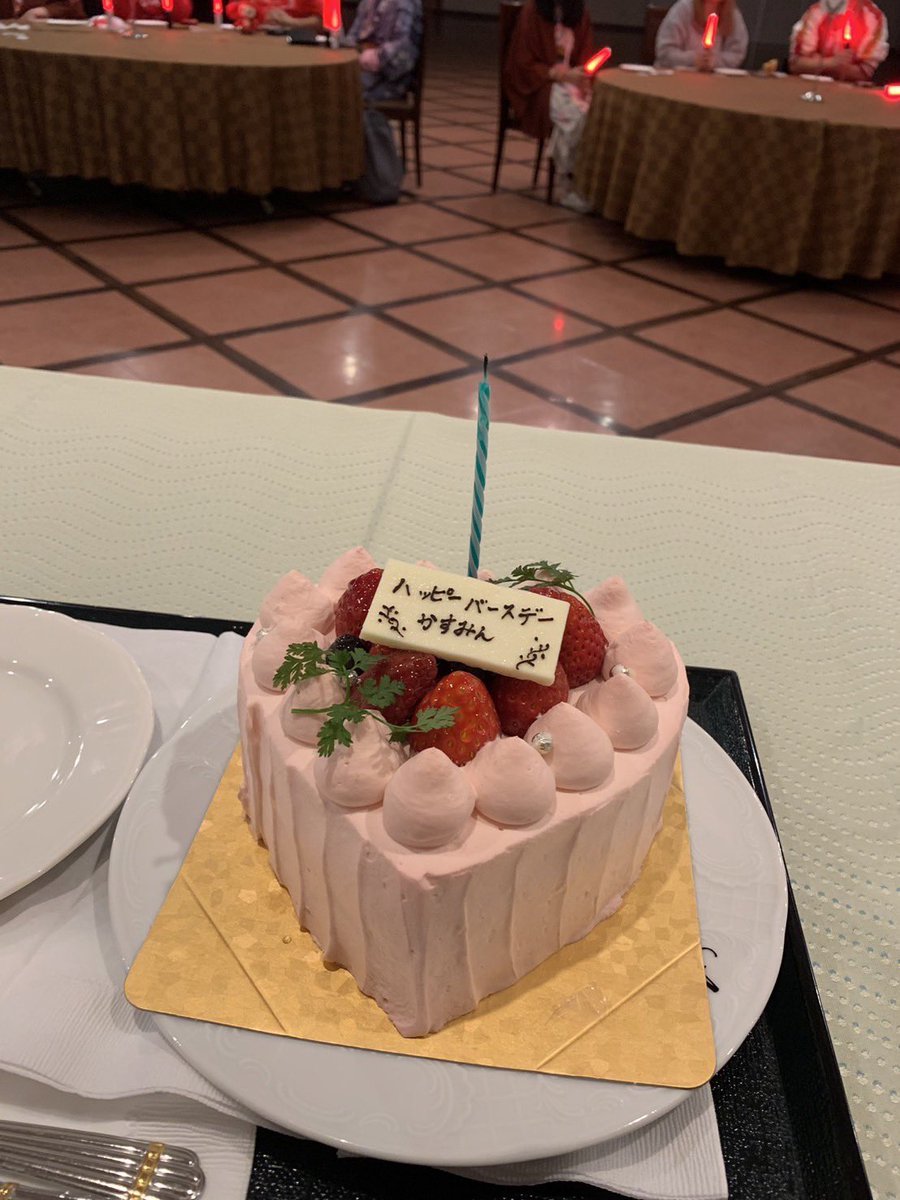 officialkasumin's tweet photo. かすみん29歳になりました❣️

今年の生誕祭はお誕生日当日にお泊まり旅行を開催できて0時になる瞬間をみんなと過ごせました❤️

まさかのサプライズで次の日の打ち合わせをしに行くと聞いて着いたらケーキとファンのみんながいてサプライズほんとにびっくり🫢
素敵なお祝いをありがとうございます❤️ https://t.co/1lgMClB6ki
