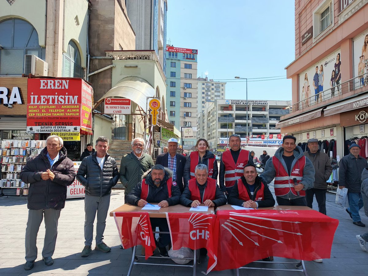 yenipartimlkgzi's tweet photo. İmza Kampanyamız Devam Ediyor!

Cumhurbaşkanı adayımız Sayın Ekrem İmamoğlu’na destek olmak amacıyla CHP Melikgazi İlçe Başkanlığı olarak imza kampanyamıza devam ediyoruz.

İlçe binamızın bulunduğu Hunat Mahallesi’nde kurduğumuz stantta halkımızı imzaya davet ediyoruz.

Demokrasiye sahip çıkmak, değişimi birlikte başlatmak için siz de gelin, imzanızı atın!

#İmzamEkremİçin
#Melikgaziİmzalıyor
#Demokrasiİçinİmza
#Ekremİmamoğlu
#CHPMelikgazi
#BirlikteBaşaracağız