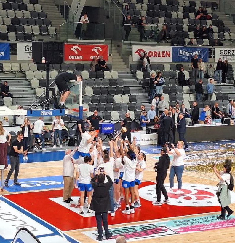 Feestje in Gorzow 🥳🥳 
Gdynia wint ook de 3de wedstrijd van de Play-offs Finales en is verdiend kampioen 2024 - 2025  van Polen 🏀🏀🏀