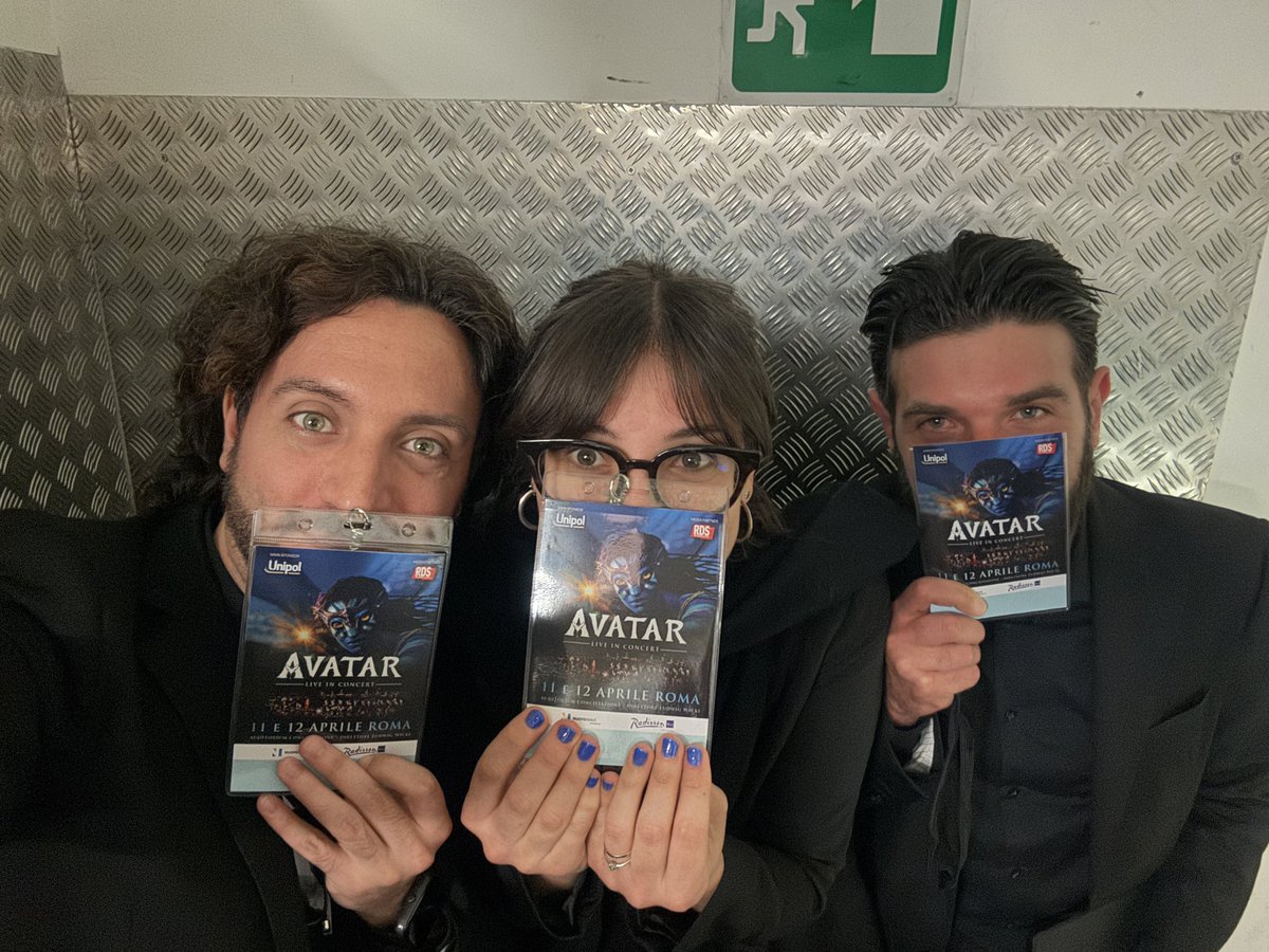 MarcoCiardoMC's tweet photo. Stasera saremo nuovamente presso l'Auditorium Conciliazione per la Première europea del cine-concerto di Avatar. 
Un saluto da questi bei tizi, che tentano di nascondersi dietro il badge 💙 
#avatar #cineconcert @Orch_It_Cinema @RomaFilmFest https://t.co/E5rKms2dNh