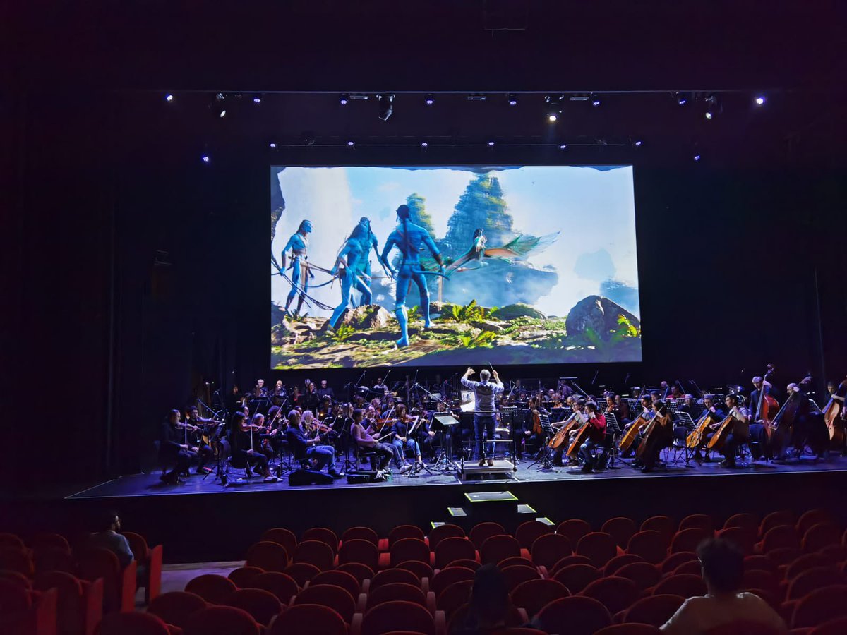 MarcoCiardoMC's tweet photo. Stasera saremo nuovamente presso l'Auditorium Conciliazione per la Première europea del cine-concerto di Avatar. 
Un saluto da questi bei tizi, che tentano di nascondersi dietro il badge 💙 
#avatar #cineconcert @Orch_It_Cinema @RomaFilmFest https://t.co/E5rKms2dNh