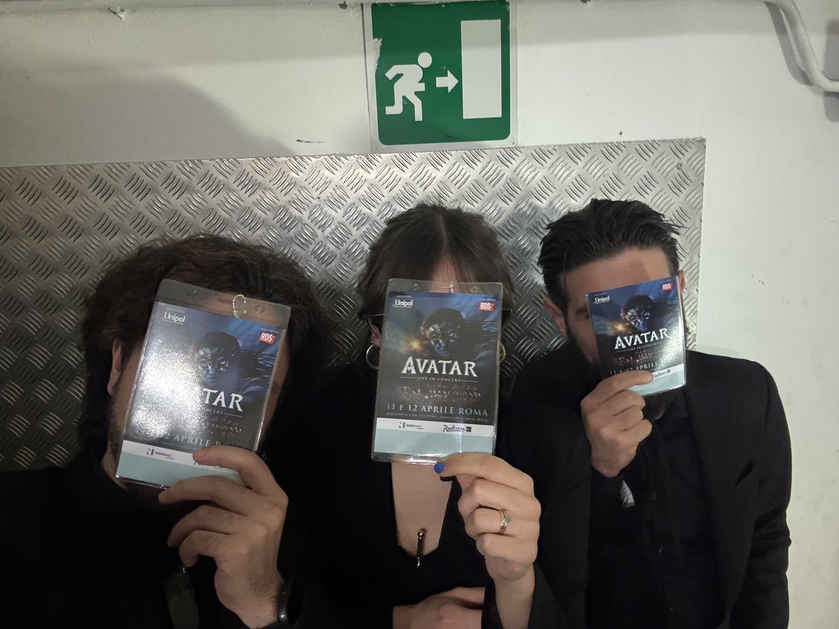 MarcoCiardoMC's tweet photo. Stasera saremo nuovamente presso l'Auditorium Conciliazione per la Première europea del cine-concerto di Avatar. 
Un saluto da questi bei tizi, che tentano di nascondersi dietro il badge 💙 
#avatar #cineconcert @Orch_It_Cinema @RomaFilmFest https://t.co/E5rKms2dNh