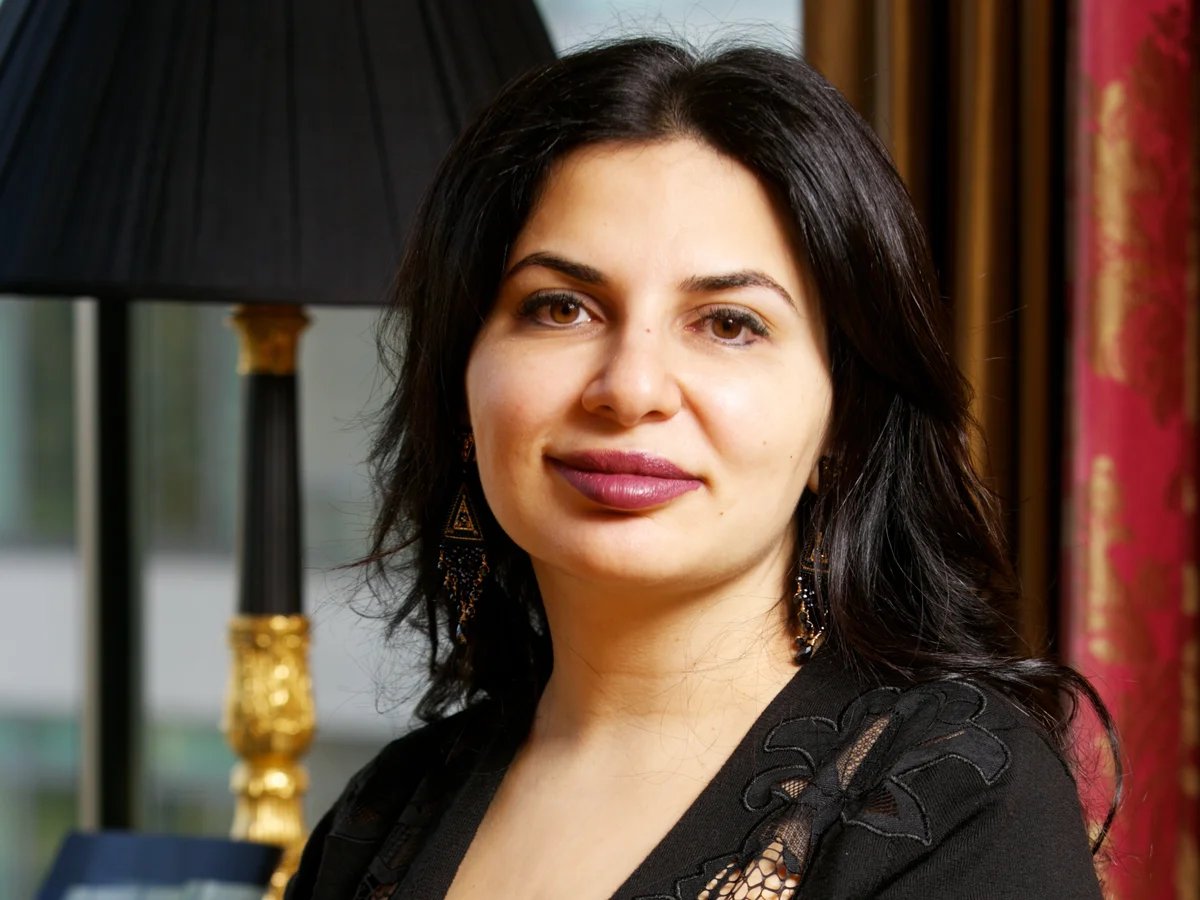 WaffleStDaily's tweet photo. Ruja Ignatova: Brilliant lawyer. Glamorous entrepreneur. And mastermind of OneCoin, a $4 billion cryptocurrency fraud.

In 2017, she vanished. No trace. No arrest.

Millions scammed, global manhunt ongoing.

This story is WILD. Buckle up. 👇 https://t.co/lMQs1w2Hxp