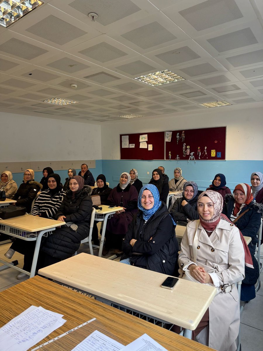 📌Bugün yapılan veli toplantısına katılım gösteren tüm velilerimize ve öğretmenlerimize teşekkür ediyoruz. Öğretmen öğrenci veli işbirliğini her zaman vurguluyor, bu amaçla eğitime katkı sunan tüm paydaşları kutluyoruz.💐<a href="/EsenlerIlceMEM/">Esenler İlçe Millî Eğitim Müdürlüğü</a>