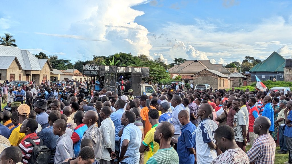 HildaNewton21's tweet photo. Jioni ya Leo Aprili 12,2025 Mkutano wa Pili wa Makamu Mwenyekiti wa CHADEMA Bara Mhe. @HecheJohn akizungumza na wananchi wa Kyela Mjini.

#NoRefomsNoElection https://t.co/tjI8MWOvXe