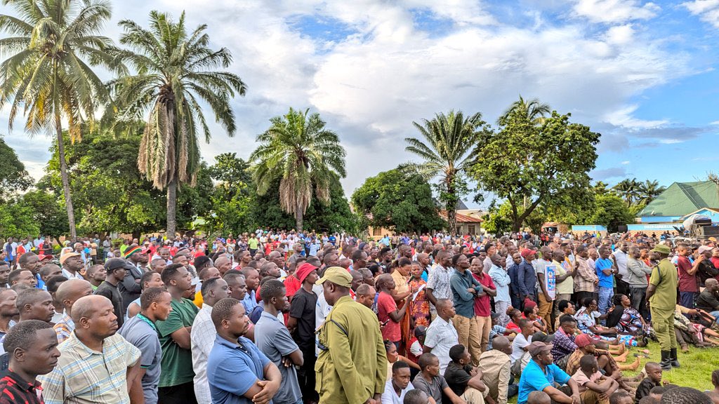 HildaNewton21's tweet photo. Jioni ya Leo Aprili 12,2025 Mkutano wa Pili wa Makamu Mwenyekiti wa CHADEMA Bara Mhe. @HecheJohn akizungumza na wananchi wa Kyela Mjini.

#NoRefomsNoElection https://t.co/tjI8MWOvXe