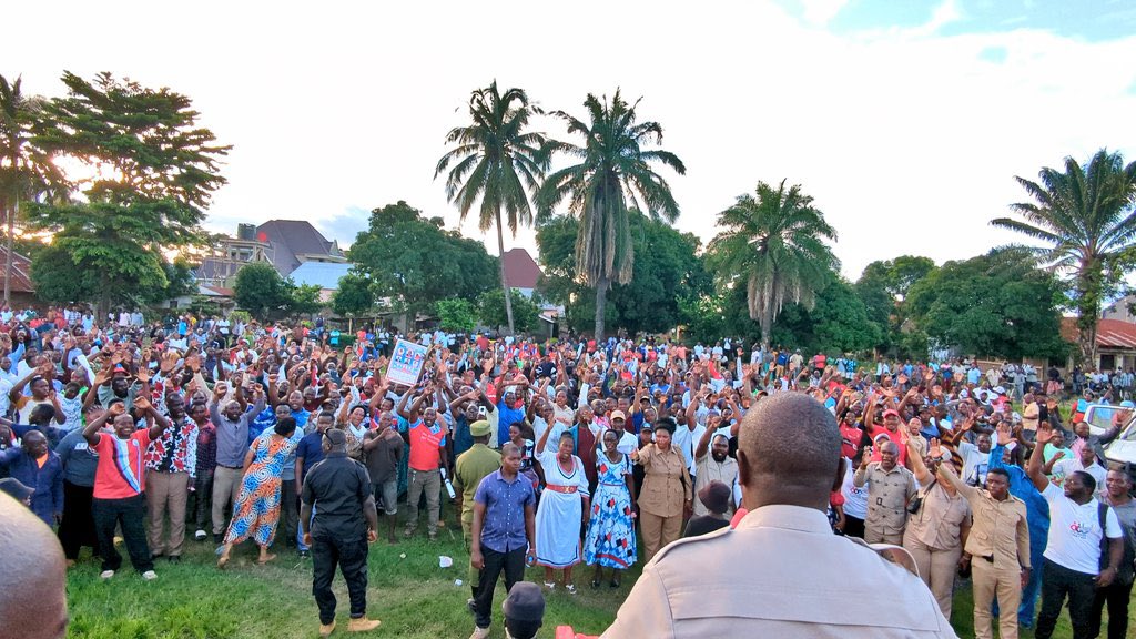 HildaNewton21's tweet photo. Jioni ya Leo Aprili 12,2025 Mkutano wa Pili wa Makamu Mwenyekiti wa CHADEMA Bara Mhe. @HecheJohn akizungumza na wananchi wa Kyela Mjini.

#NoRefomsNoElection https://t.co/tjI8MWOvXe
