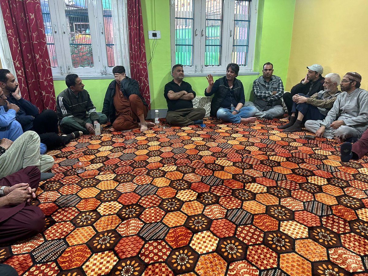Arif_Laigroo's tweet photo. Today held a meeting  in #Zaldagar #HabbaKadal and deliberated upon several issues,During the meeting various issues to strengthen the party and upcoming Muncipal elections were discussed and prevailing circumstances were center of the meeting.@MehboobaMufti @GreaterKashmir https://t.co/uqOQMJlg3d