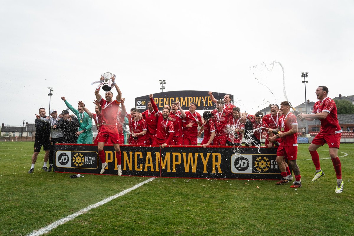 🏆 CHAMPIONS | PENCAMPWYR 🔴

The moment we have all waited for - the Reds lift the JD Cymru South title at Stebonheath Park!!

#WeAreRed | #Champions