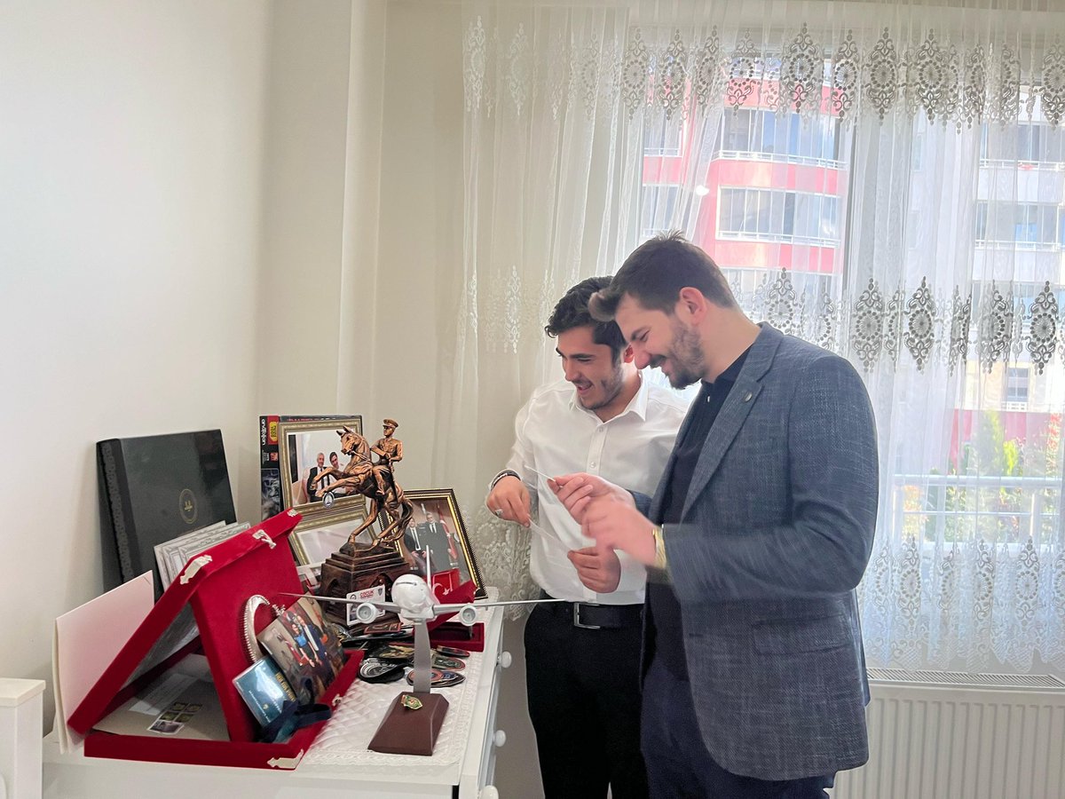 Bugün çok değerli kardeşimiz, Efe Cuma Kamalı' yı evinde ziyaret ederek doğum gününde yalnız bırakmadık. Onunla birlikte geçirilen her an, hayatımızda ne kadar özel bir insan olduğunu bir kez daha gösterdi. Efe, sadece bir arkadaş değil, her zaman yanımızda olan, bize ilham