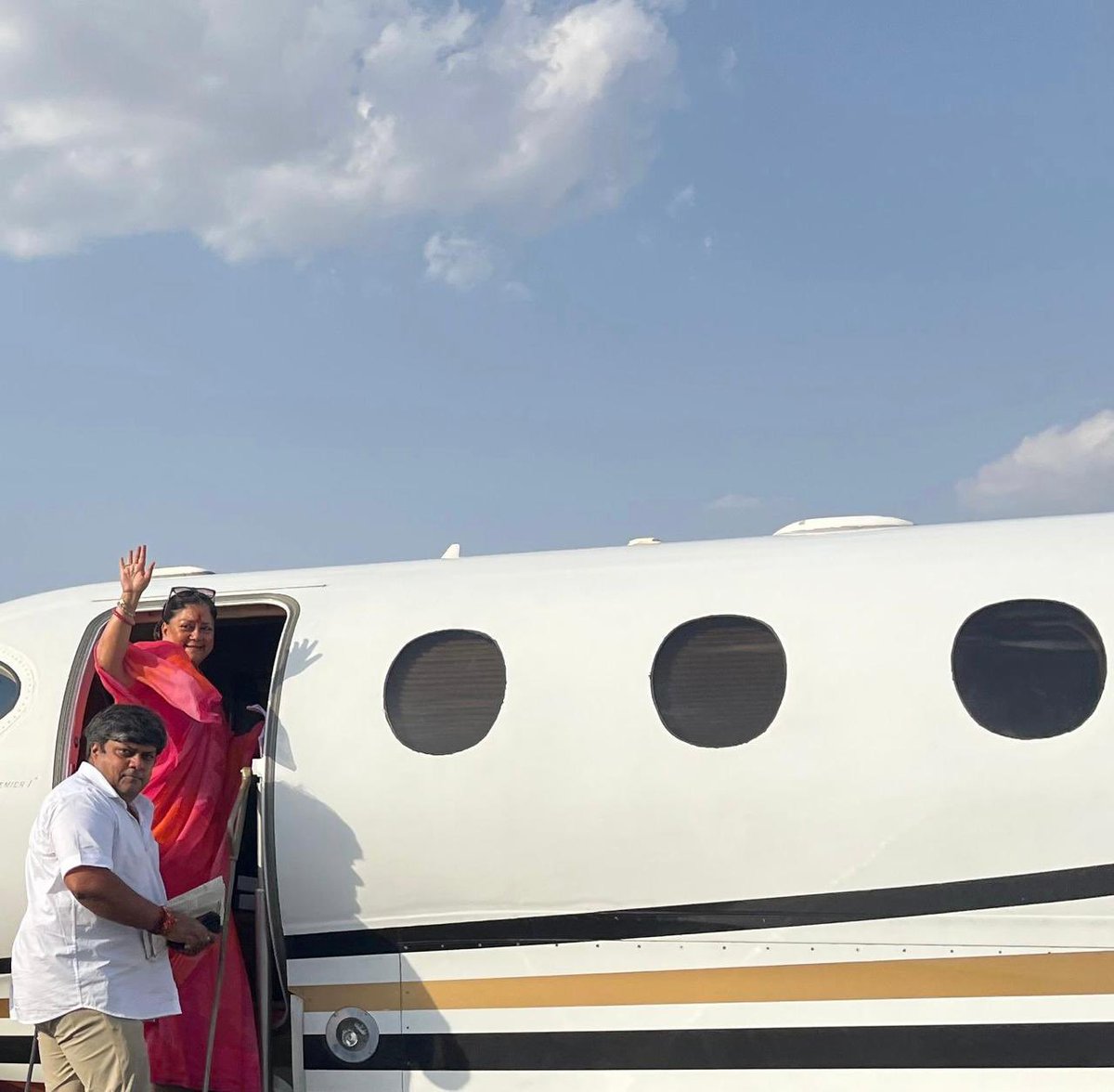 VasundharaBJP's tweet photo. झालावाड़ के पं.दीन दयाल उपाध्याय एयरपोर्ट से दिल्ली के लिए पहली उड़ान भरकर अभिभूत हूँ। पवन वेग से भी तेज उड़ने वाले वीर हनुमान जी की जयंती के सुअवसर पर यह झालावाड़ की ही नहीं, पूरे प्रदेश की उन्नति की उड़ान है।

यह साधारण एयरपोर्ट नहीं है,उत्तरी भारत के तीन बड़े रनवे वाले एयरपोर्ट में यह शामिल है। इसके लिए प्रधानमंत्री श्री @narendramodi जी और मुख्यमंत्री श्री @BhajanlalBjp जी का आभार।

#MeraJhalawar #JhalawarAirport