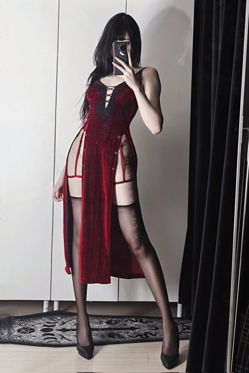 红色版
👗：@YuejiStudio
🧦：@linglingerie0 「绊」
#绫LingTouch #绫吊带袜 https://t.co/heo7pF6jXa