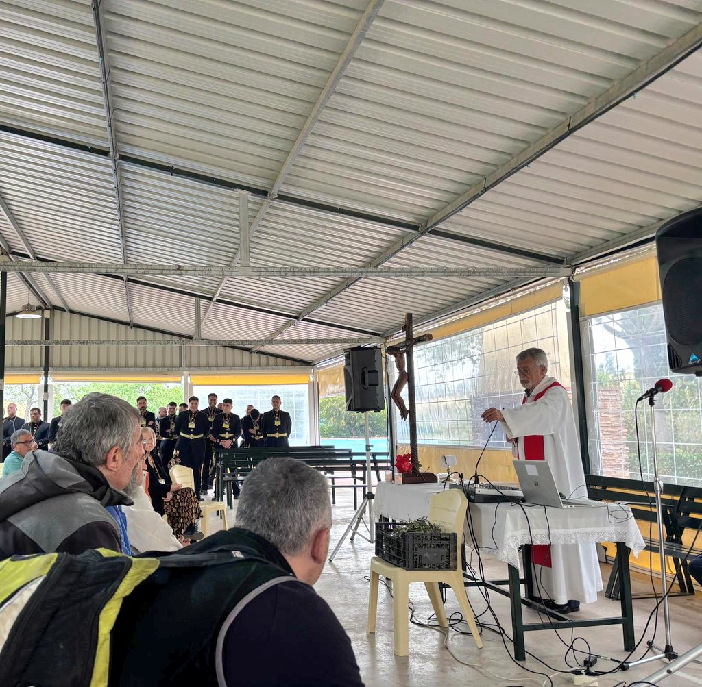 Hdad_Macarena's tweet photo. Como cada Sábado de Pasión, nuestra Hermandad y la @BandaCenturia han visitado el centro psiquiátrico penitenciario para celebrar una misa juntos a los reclusos y ofrecer un concierto de marchas procesionales. 

Que el Señor y la Virgen les bendigan e iluminen en su reinserción. https://t.co/fm7f7gJiv2