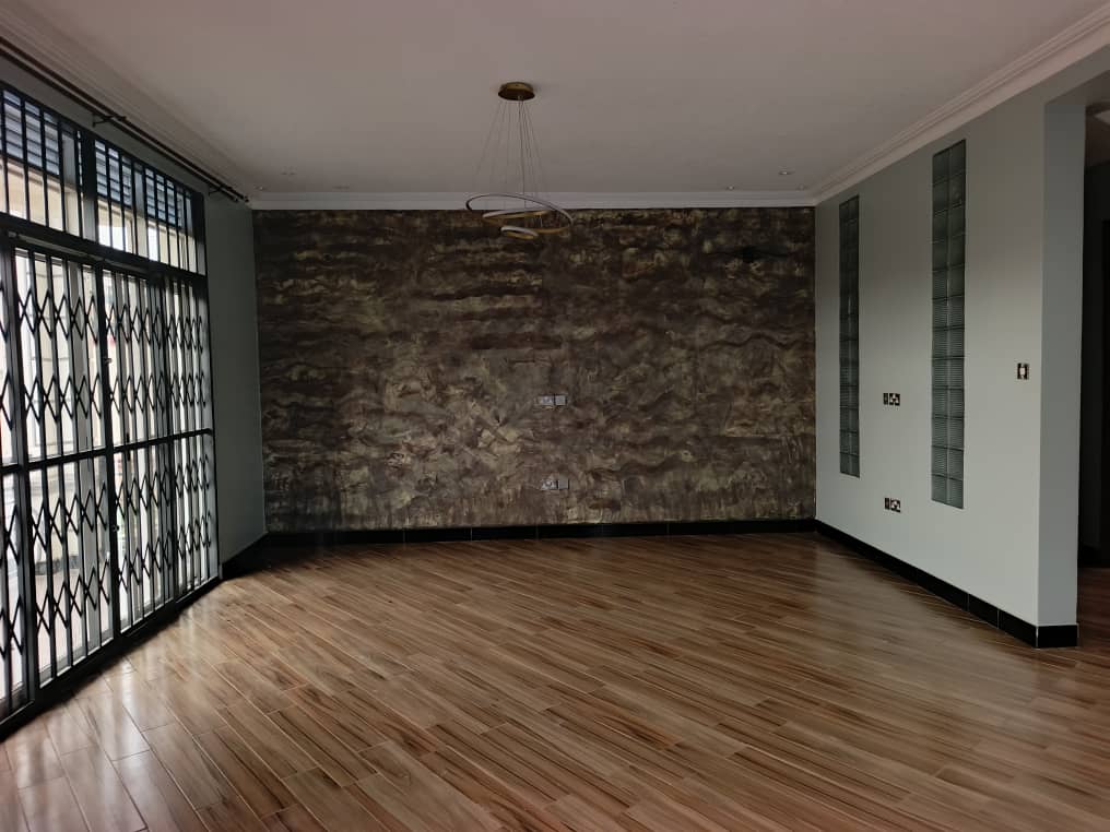 shukranproperty's tweet image. BRAND NEW HOUSE FOR SALE

Located  in Kyanja

#5bedrooms #5bathrooms 2 sitting rooms

Priced at #680m Ugx

0706 592 177