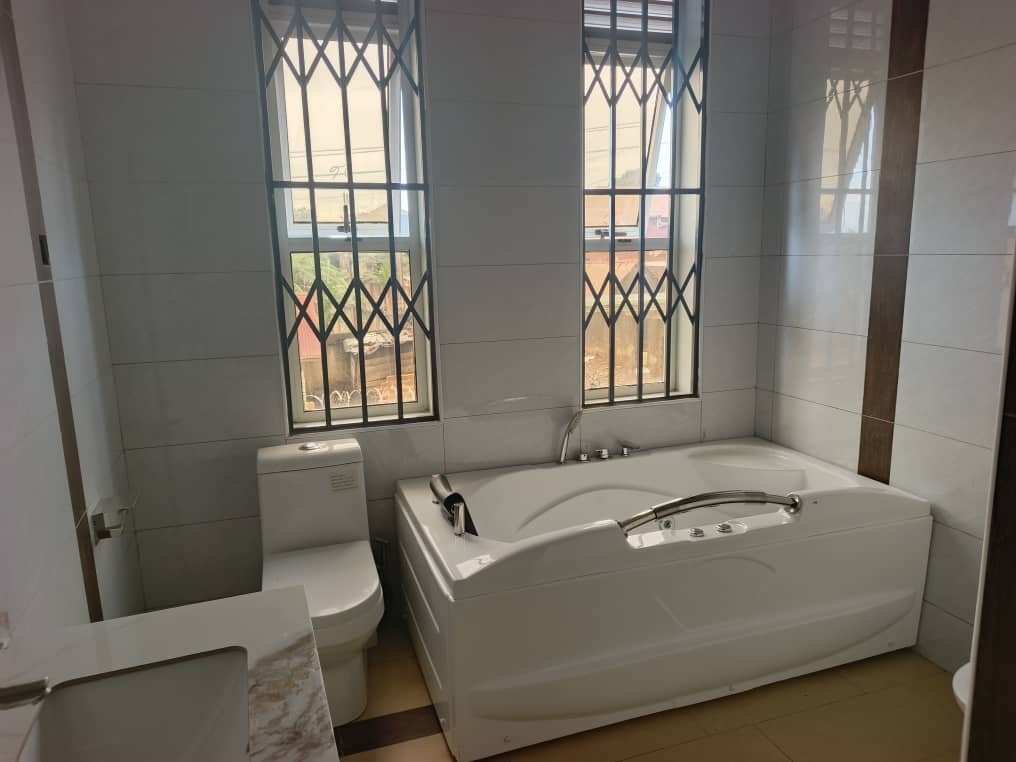 shukranproperty's tweet image. BRAND NEW HOUSE FOR SALE

Located  in Kyanja

#5bedrooms #5bathrooms 2 sitting rooms

Priced at #680m Ugx

0706 592 177