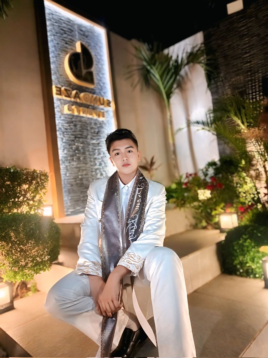 warrenmerjilla's tweet image. Prom King, Na Introduction Needed.👑🤍 #Prom #Galanight #Promking