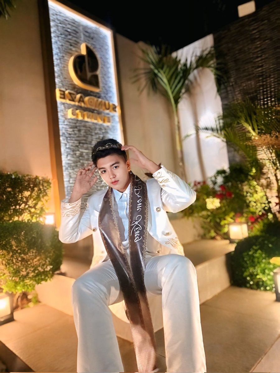 warrenmerjilla's tweet image. Prom King, Na Introduction Needed.👑🤍 #Prom #Galanight #Promking